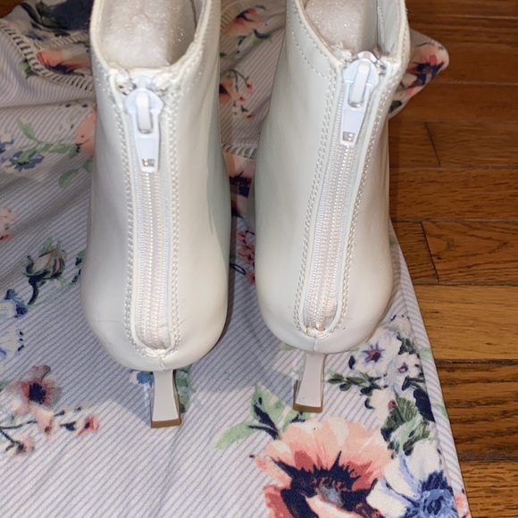 Lulu’s White Booties - Picture 4 of 10